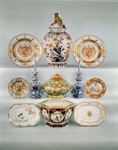 伊万里バルスター花瓶、1724年頃のローズ・ヴェルテ・アモリアルディッシュ、ファミーユ・ローズ・ボンブ・チュリーンとカバー、青と白のチューリップ花瓶2点、ファミーユ・ローズ・アモリアルプレート、コーネリアス・プレンク作伊万里プレート、ファミーユ・ローズ・オブロングディッシュ、ファミーユ・ローズ・ヘキサゴナル・ジャーディニエール(ポーセリン) 作： Qing Dynasty Chinese School