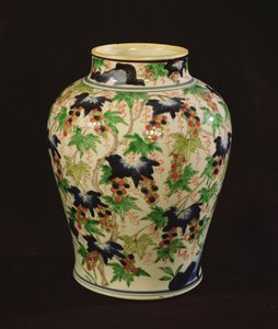 ツルとブドウの房で飾られた瓶（セラミック） 作： Qing Dynasty Chinese School