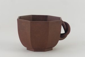 八角形のカップ、Chengzhai、おそらく19世紀（素焼きのない陶器粘土）