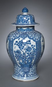 カバー付き花瓶 作： Qing Dynasty Chinese School