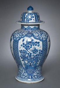 カバー付き花瓶、1662-1722 作： Qing Dynasty Chinese School