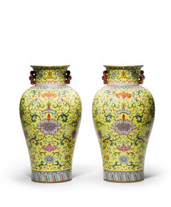 黄色い粉彩花瓶（セラミック）のペア