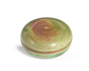 シールペーストボックスとカバー、Yinse He（桃の花釉セラミック） 作： Qing Dynasty   Kangxi Period Chinese School