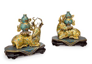 横臥した鹿のペア（金銅と七宝焼のエナメル） 作： Qing Dynasty   Qianlong Period Chinese School