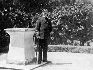 ギリシャのジョージ1世1845〜1913年、アテネの庭園で1908年。
