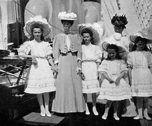 1908年にロシアの皇帝ニコラス2世の母、妹、子供。