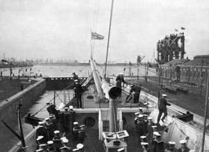 1907年のカーディフでのアレクサンドラドックのオープン1908。 作： Queen Alexandra