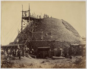 修繕中の南西から見たサーンチー仏舎利塔 作： Raja Deen Dayal
