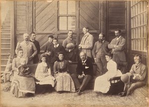 シムラー、1887年5月17日：副王一行。軍事書記官ウィリアム・ベレスフォード卿、レナード・ゴードン大尉A.D.C.、クレール嬢、バシット・ブラックウッド閣下、F. R. ハミルトン少佐A.D.C.、オグリヴィー・グラント氏、ドナルド・マッケンジー・ウォレス卿K.C.E.、Privat 作： ラジャ・ディーン・ダヤル