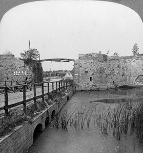 14世紀の城壁とリールゲート、イープル、ベルギー、第一次世界大戦、c1914-c1918。 作： Realistic Travels Publishers