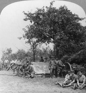 森で数時間の休憩を楽しんでいる砲兵隊の砲台、第一次世界大戦、c1914-c1918 作： Realistic Travels Publishers