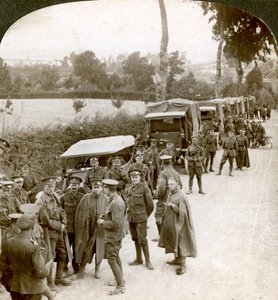 フランダースの車線に停車中の弾薬輸送車列、第一次世界大戦、1914-1918。