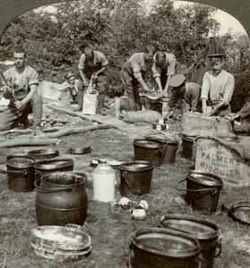 第一次世界大戦、1914-1918年、陸軍の料理人が食事を準備しています。 作： Realistic Travels Publishers