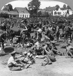 フランスの村、第一次世界大戦、c1914-c1918で休んでいるイギリスの騎兵隊 作： Realistic Travels Publishers