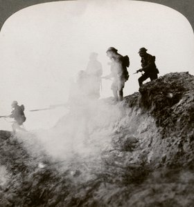 ガスと煙に包まれて前進するイギリス兵、フランス、第一次世界大戦、1916年 作： Realistic Travels Publishers