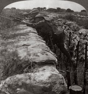 カナダ人は塹壕を離れ、ドイツの地位、第一次世界大戦、1914-1918を急いだ。
