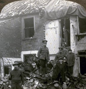 ドイツのツェッペリン爆弾による破壊、第一次世界大戦、1914-1918。 作： Realistic Travels Publishers