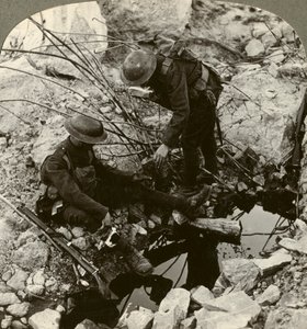 負傷した友人、フーゲ、イープル、ベルギー、第一次世界大戦、1914-1918に水を与えます。 作： Realistic Travels Publishers