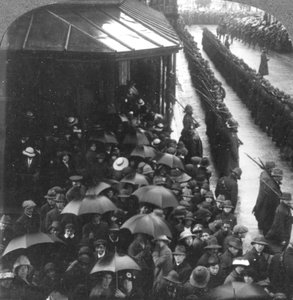 南アフリカの市役所での名誉のガード、第一次世界大戦、c1914-c1918 作： Realistic Travels Publishers