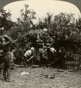 ガスマスクを身に着けている砲手、第一次世界大戦、1914-1918。 作： Realistic Travels Publishers