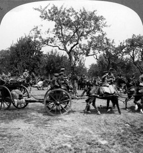 馬が引く砲兵、第一次世界大戦、1914-1918。 作： Realistic Travels Publishers