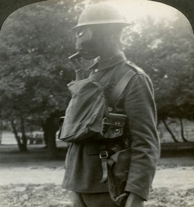 最新のガスマークとスチールヘルメットを装備した歩兵、第一次世界大戦、1915〜1918年。 作： Realistic Travels Publishers