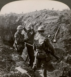 情報を入手するためにドイツの囚人を尋問、第一次世界大戦、1914-1918。 作： Realistic Travels Publishers