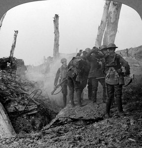 ドイツの兵士、ホーエンツォレルンリダウト、フランス、第一次世界大戦、1914-1918への尋問。 作： Realistic Travels Publishers