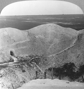 ラボワゼル、ソンム、フランス、第一次世界大戦での鉱山クレーター、c1916-c1918 作： Realistic Travels Publishers