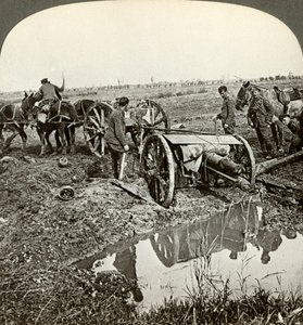浸水した位置からフィールドガンを取り除く、第一次世界大戦、1914-1918。 作： Realistic Travels Publishers