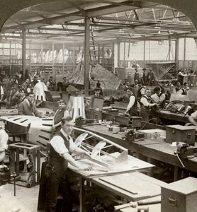 飛行機工場の板金労働者、第一次世界大戦、1914-1918 作： Realistic Travels Publishers