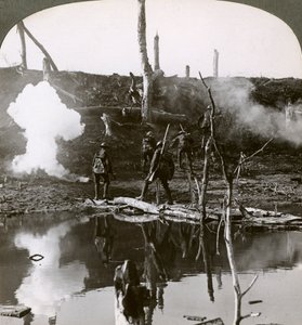 アンクレ川を渡る兵士、ソンムの戦い、フランス、第一次世界大戦、1916年。 作： Realistic Travels Publishers