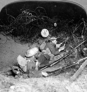 有刺鉄線の防御を切り抜ける兵士、オッピー、フランス、第一次世界大戦、1914-1918。 作： Realistic Travels Publishers