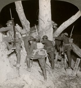 ベルギー、メッシーヌ、第一次世界大戦、1914-1918で夜間襲撃のための塹壕を離れた兵士。