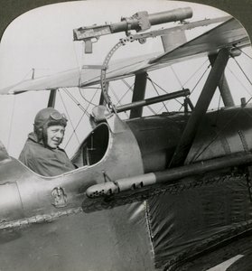 上翼に写真銃が取り付けられたソッピーススカウト、第一次世界大戦、1914-1918。 作： Realistic Travels Publishers