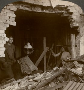 ドイツのツェッペリン爆弾による被害、第一次世界大戦、1914-1918。 作： Realistic Travels Publishers