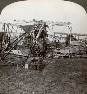 空中防衛、第一次世界大戦、1914-1918を突破しようとしたドイツ爆撃機の残骸。 作： Realistic Travels Publishers