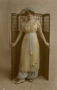 女性、1920年生まれ。
