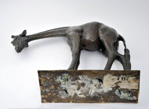 頭を下げた大きなキリン、モデル1909-10、1913年以前に鋳造（ブロンズ）（3084917-43も参照） 作： Rembrandt Bugatti