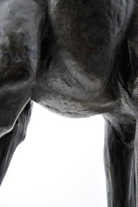 頭を下げた大きなキリン、モデル1909-10、1913年以前に鋳造（ブロンズ）（3084917-43も参照） 作： Rembrandt Bugatti