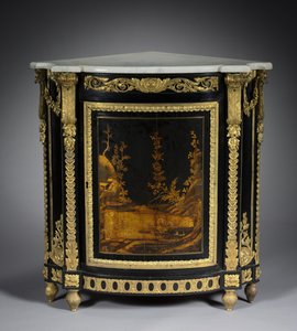 コーナー・キャビネット 1765-1770年頃（黒檀の突板、漆、金銅製のマウント 作： Rene Dubois