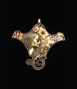 若い女性を描いたペンダント 作： Rene Jules Lalique