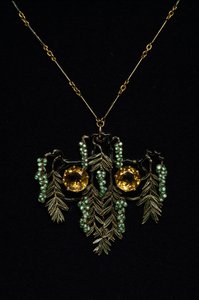アールヌーボー：ゴールド、トパーズ、エナメルのネックレス。レネ・ラリックのアトリエ。1900年 パルマ、個人コレクション 作： Rene Jules Lalique