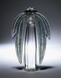 ブション・ユーカリ、No.507、1919年頃（クリア、フロスト、グリーンステイン・グラス 作： Rene Jules Lalique