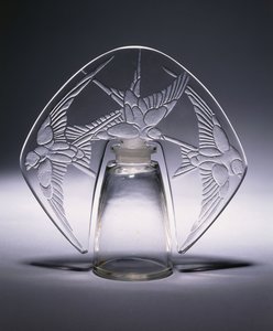 Bouchon Trois Hirondelles No. 496、c.1920（透明でつや消しガラス） 作： Rene Jules Lalique
