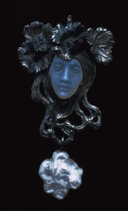 女性の顔のペンダント、c1898-1900 作： Rene Jules Lalique