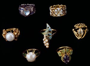 エナメル、オパール、パール、アメジスト、ブリリアントダイヤモンドをあしらった金、銀、銅のリング 作： Rene Jules Lalique