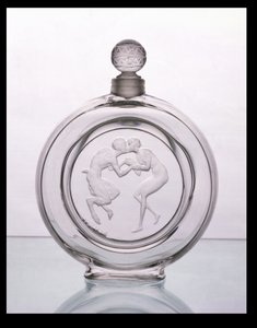 Le Baiser du Faune、モナールバイラリック用の透明なガラスの香りのボトル 作： Rene Jules Lalique