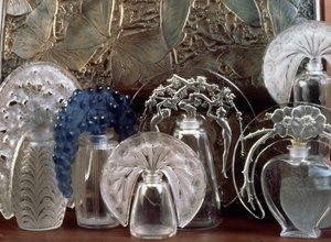 ガラス製の香水用フラコン 作： Rene Jules Lalique