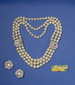パールジュエリーのセレクション：ダイヤモンドクリップ付きの3列のパールネックレス。ブートン型の南洋養殖真珠のイヤリング。ラリックの金とエナメルのブローチ、1900年頃（パール） 作： Rene Jules Lalique